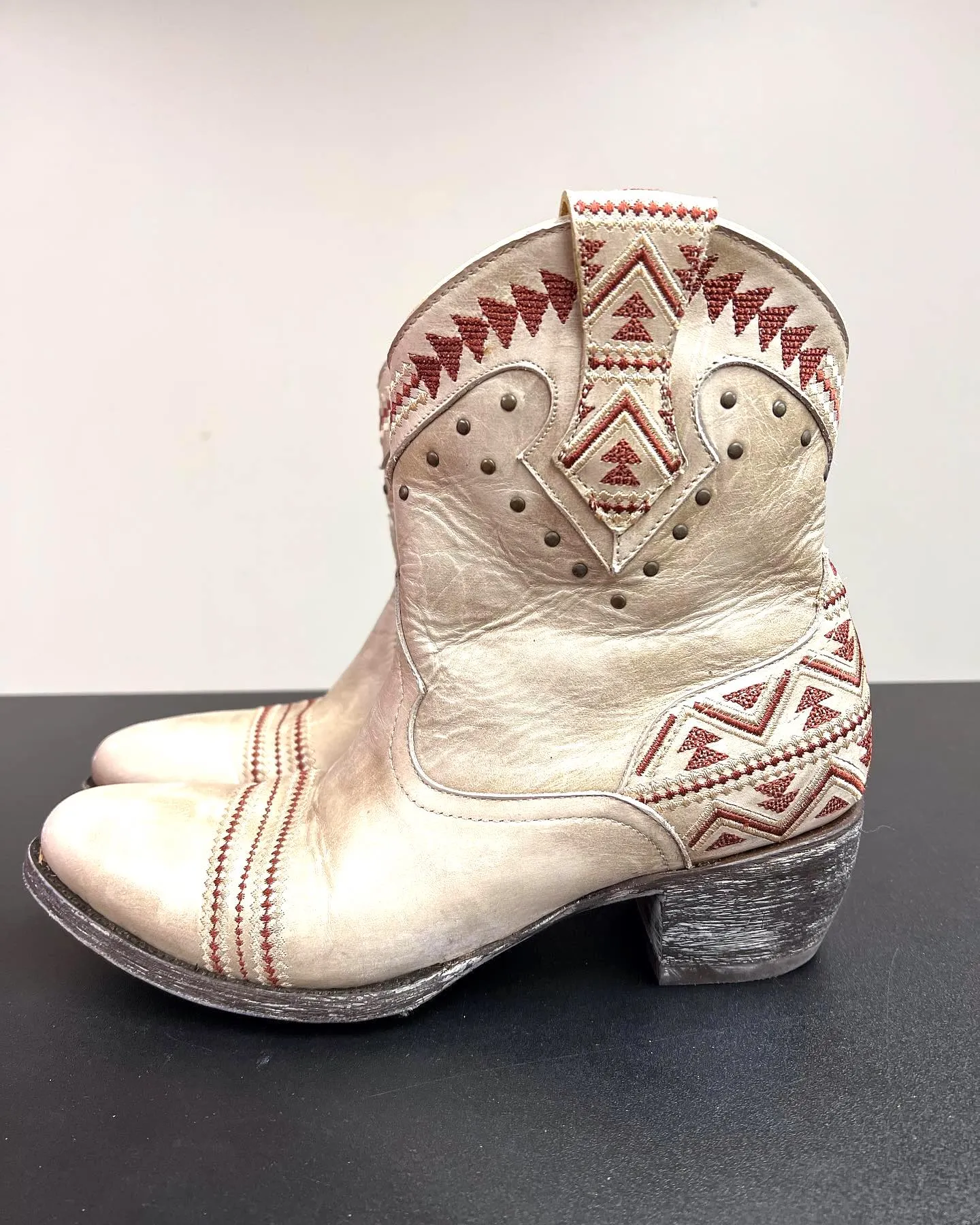 OLD GRINGO YIPPEE KI KAY 8" DISTRESSED EMBROIDERED LEATHER BOOTS