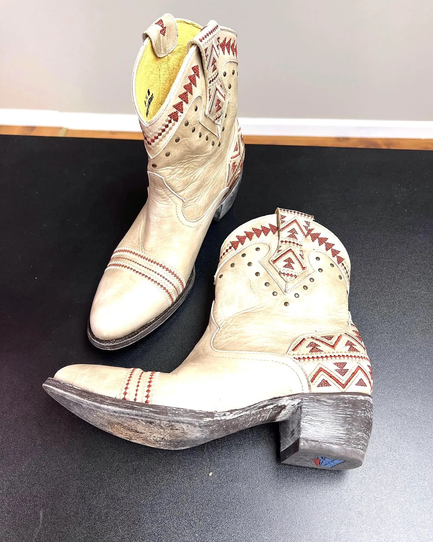 OLD GRINGO YIPPEE KI KAY 8" DISTRESSED EMBROIDERED LEATHER BOOTS